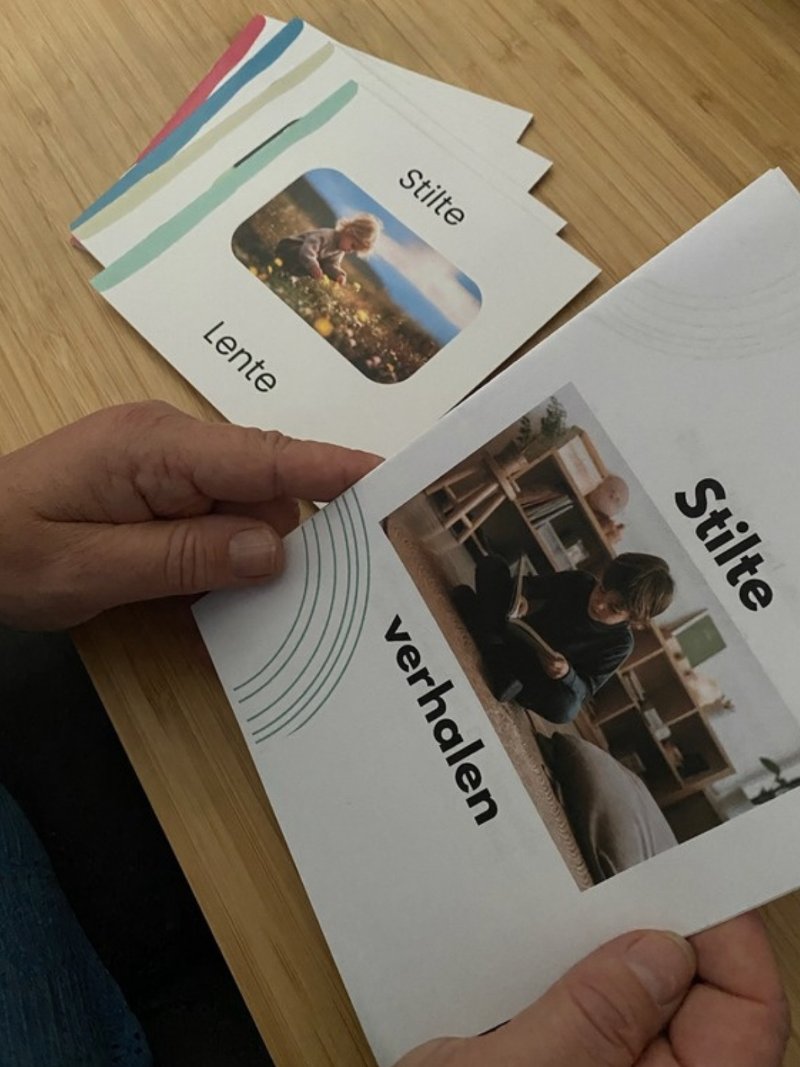 Handen met de stilteboekjes en het boekje Stilte verhalen